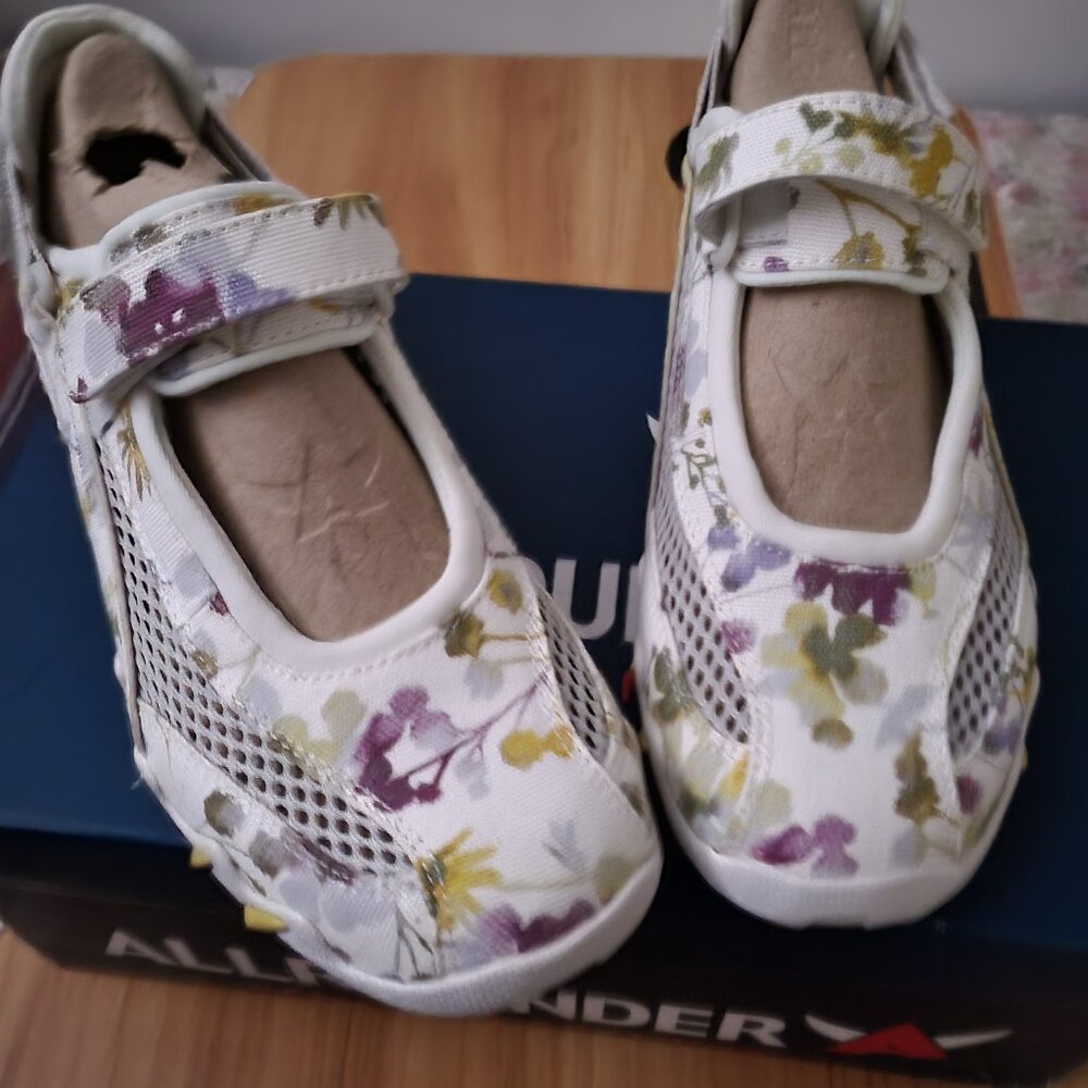 Comfortable ladies walking shoes